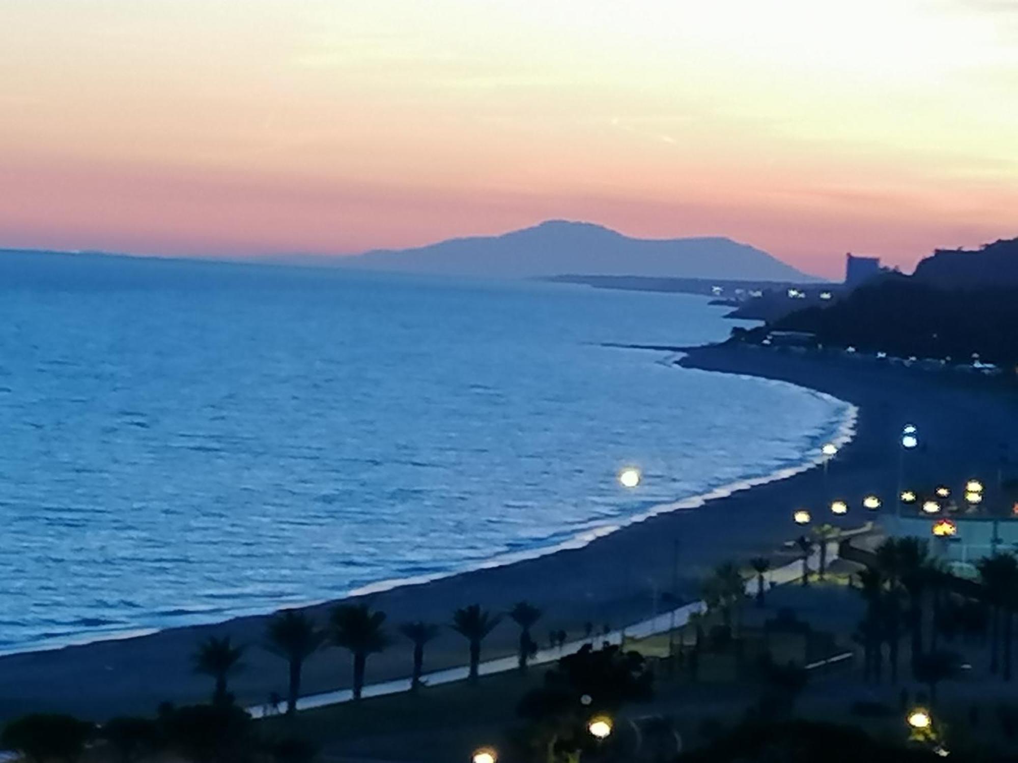 Apartamento Con Terraza, Vistas Playa Y Montana Hospitalet De L'Infant Buitenkant foto