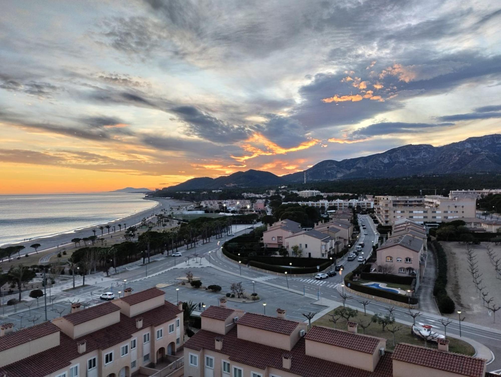 Apartamento Con Terraza, Vistas Playa Y Montana Hospitalet De L'Infant Buitenkant foto